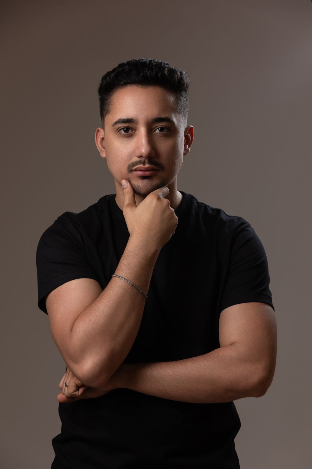 Arthur Oliveira — cantor, compositor e preparador vocal